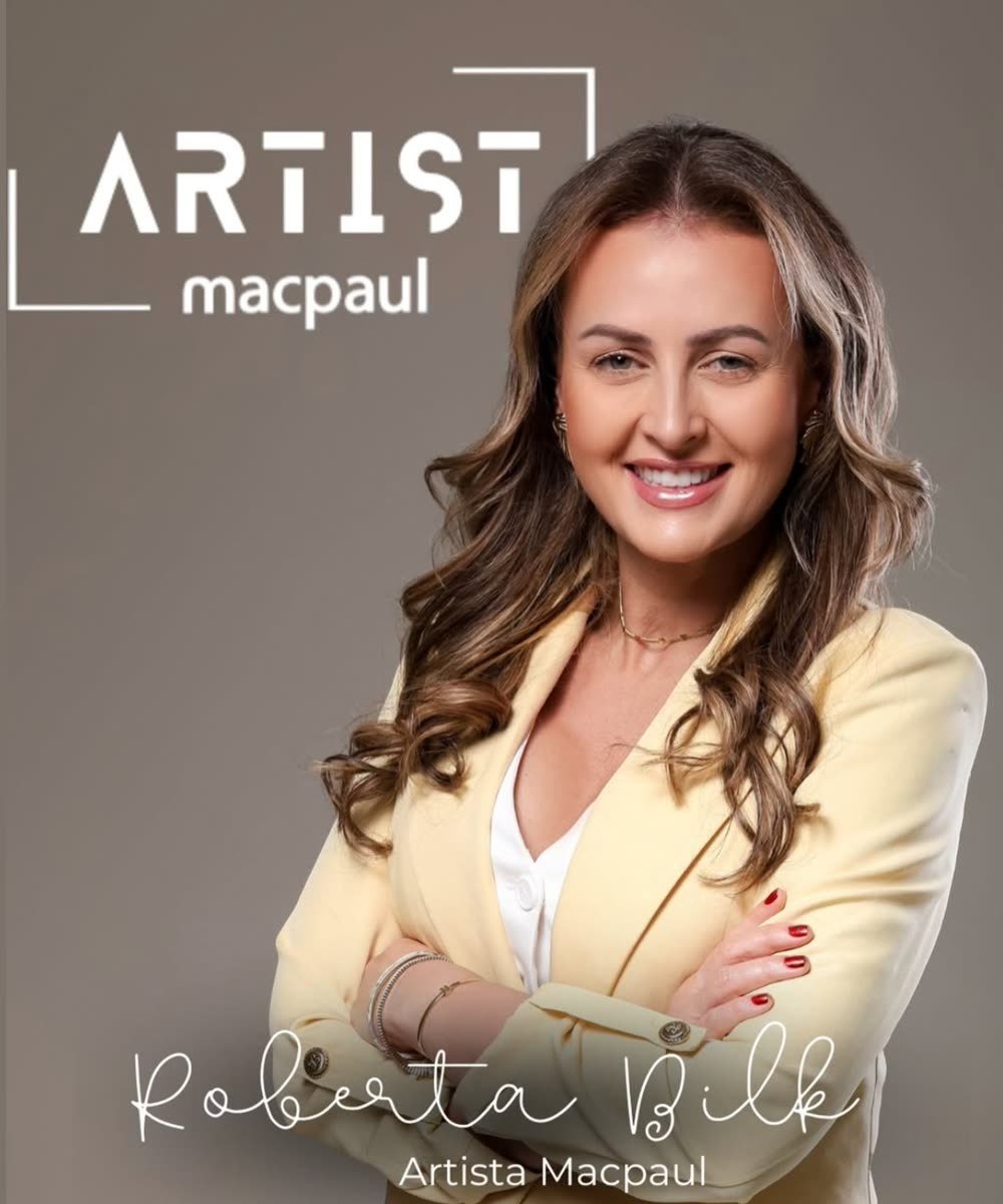 Roberta Bilk, Artista MACPAUL, sorrindo de braços cruzados